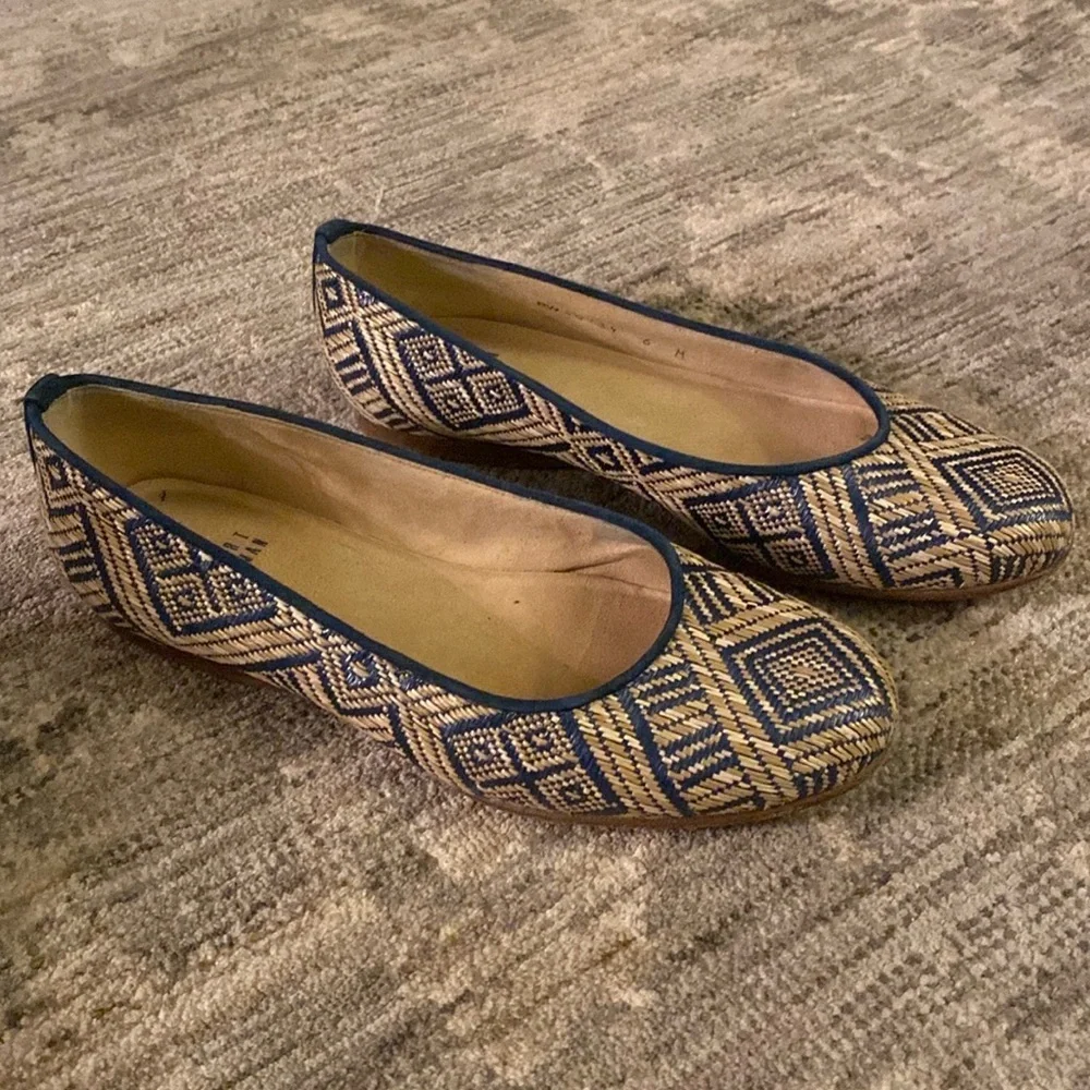 Stuart Weitzman ballet flats - size 6 - round toe - great condition